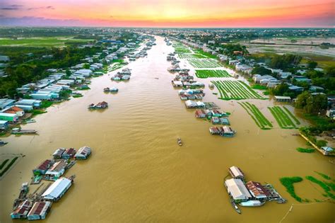 cleaning mud Vietnam|'Floating village' along the Red River devastated when water .